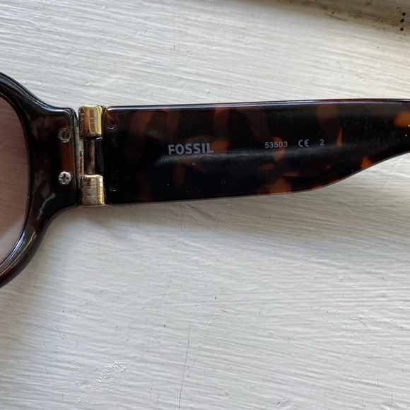 Sold- Fossil brown tortoise shell wide sunglasses - Picture 4 of 6